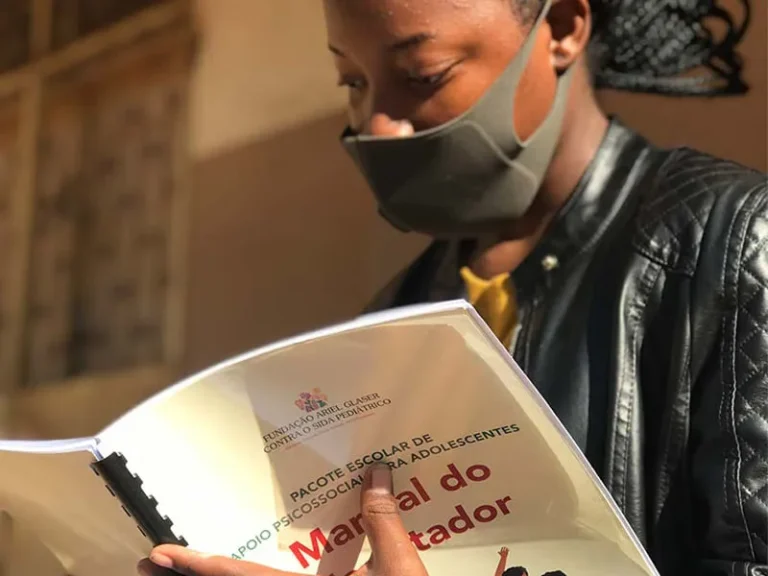 Menina estudando